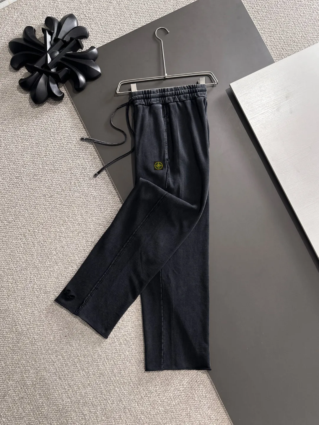 Next day shipment P360 Stone lsland/Stone Island Exclusively launches 25ss autumn and winter new high-quality trousers. Compare real-life details at will. Craftsmanship that ordinary small workshops cannot copy. Top-level ZP development. Unique imported fabric feel. Purely imported German machine production. Precision operation. Ten thousand needle density. A pair of trousers with rich details. You can see the development strength. A full set of new accessories are customized simultaneously. Simple yet elegant. Soft, delicate and comfortable. The upper body is versatile and fashionable. A perfect choice for autumn and winter. A must-have item. Loose fit. Please refer to the size chart when placing an order: S to XL (or state your height and weight when placing an order)